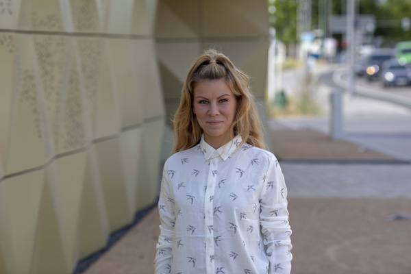 Frau Meißner fotografiert vor dem IGA-Gelände in Hellersdorf